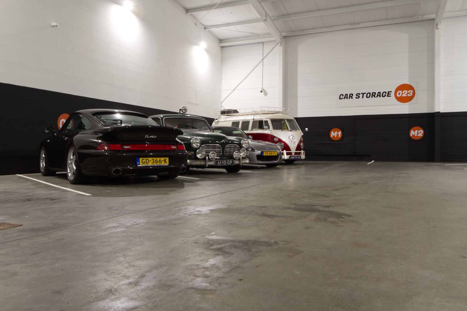 De stallingsruimte van Car Storage 023 met een Porsche, een Volvo, een Honda en een Volkswagen-busje