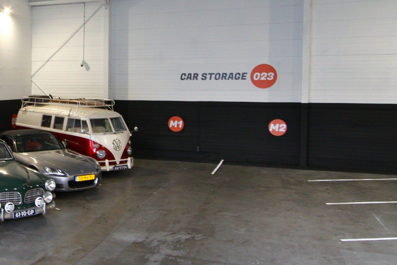 De motorplekken M1 en M2 langs de zwarte muur in de stalling van Car Storage 023