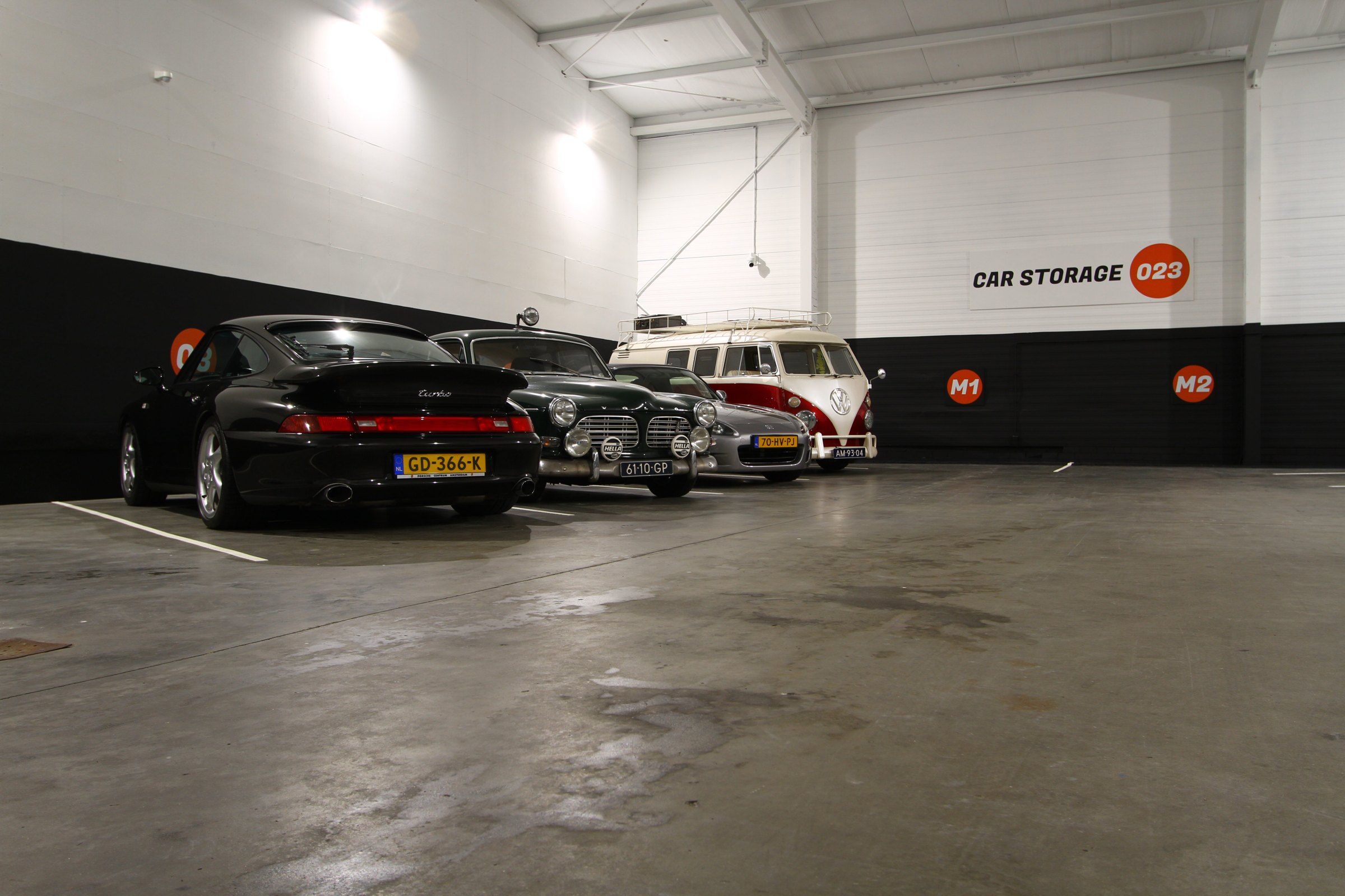 Stallingshal van Car Storage 023 met een zwarte Porsche en andere auto’s langs de muur